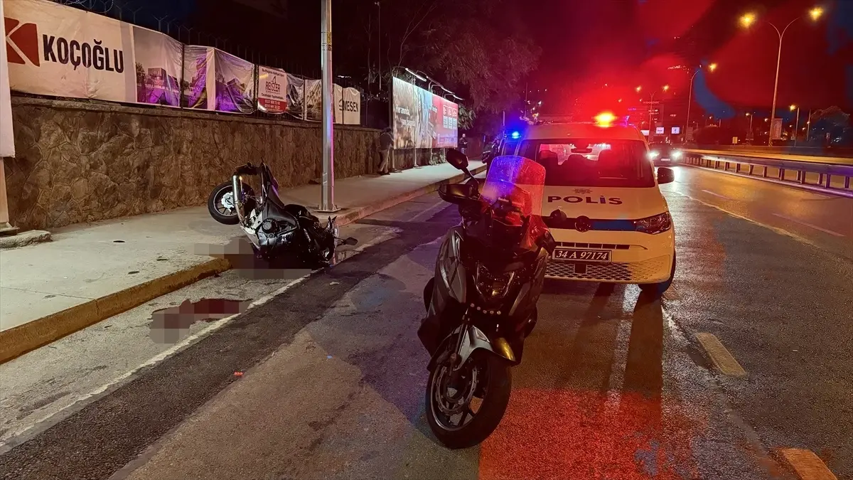 Üsküdar\'da motosiklet İBB yol temizleme aracına çarptı: 2 yaralı