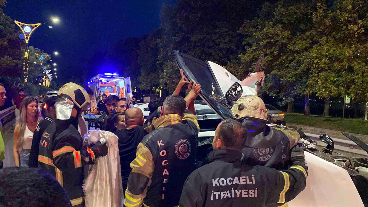 İzmit\'te hafif ticari araç ile otomobil çarpıştı, otomobil yan yattı