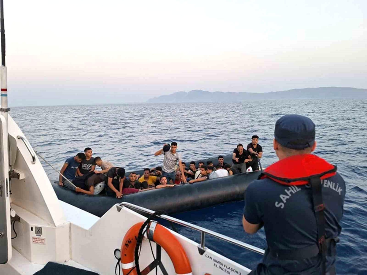 Muğla\'da Yunanistan tarafından geri itilen göçmenler kurtarıldı