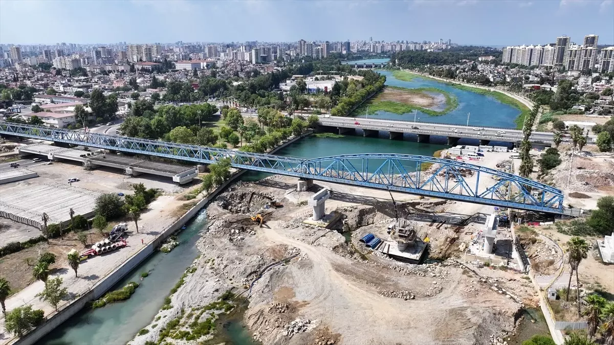 Seyhan Nehri\'nde Köprü İnşaatı Nedeniyle Temizlik Çalışması