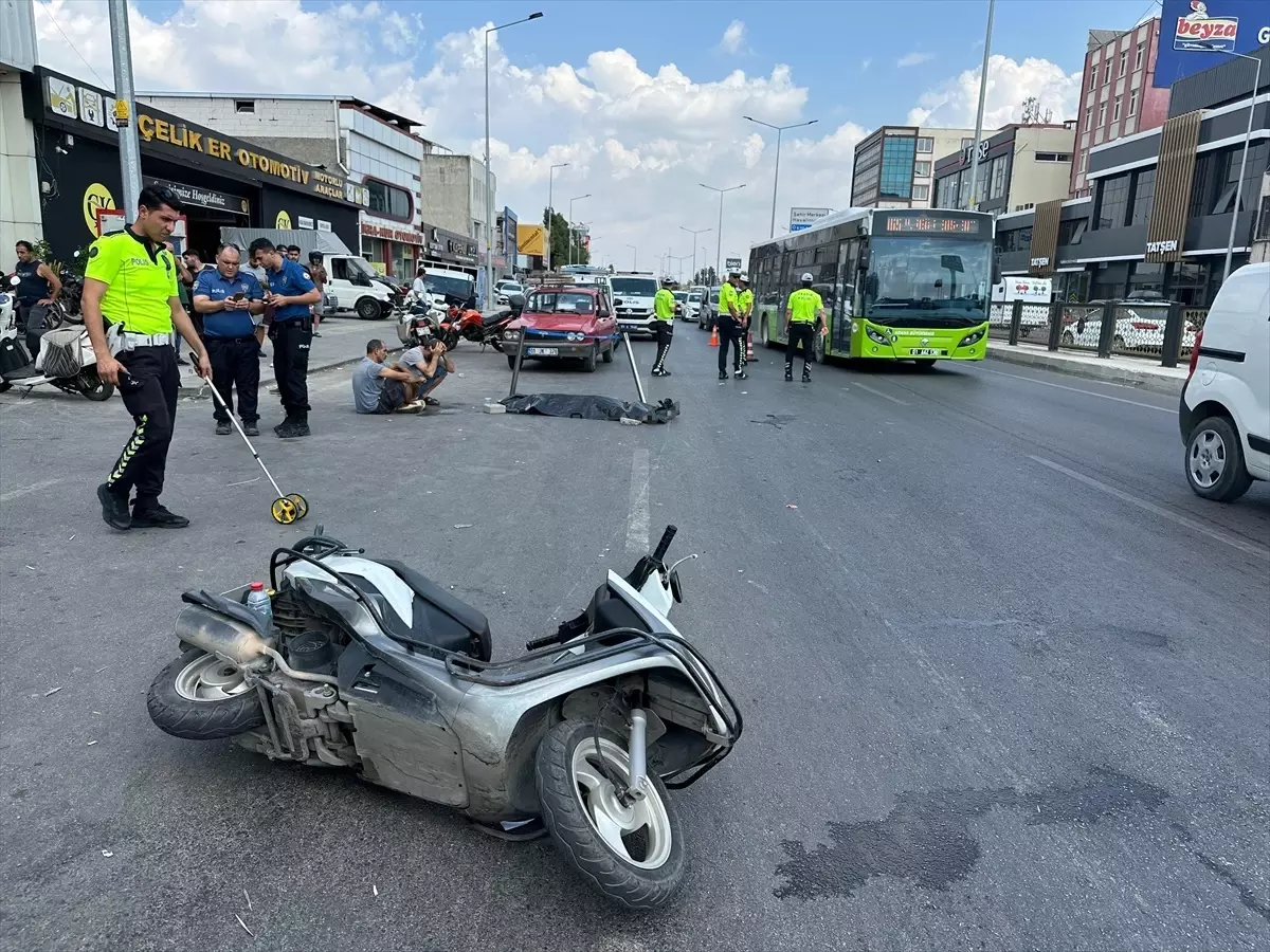 Adana\'da tır ile çarpışan motosikletteki kadın hayatını kaybetti