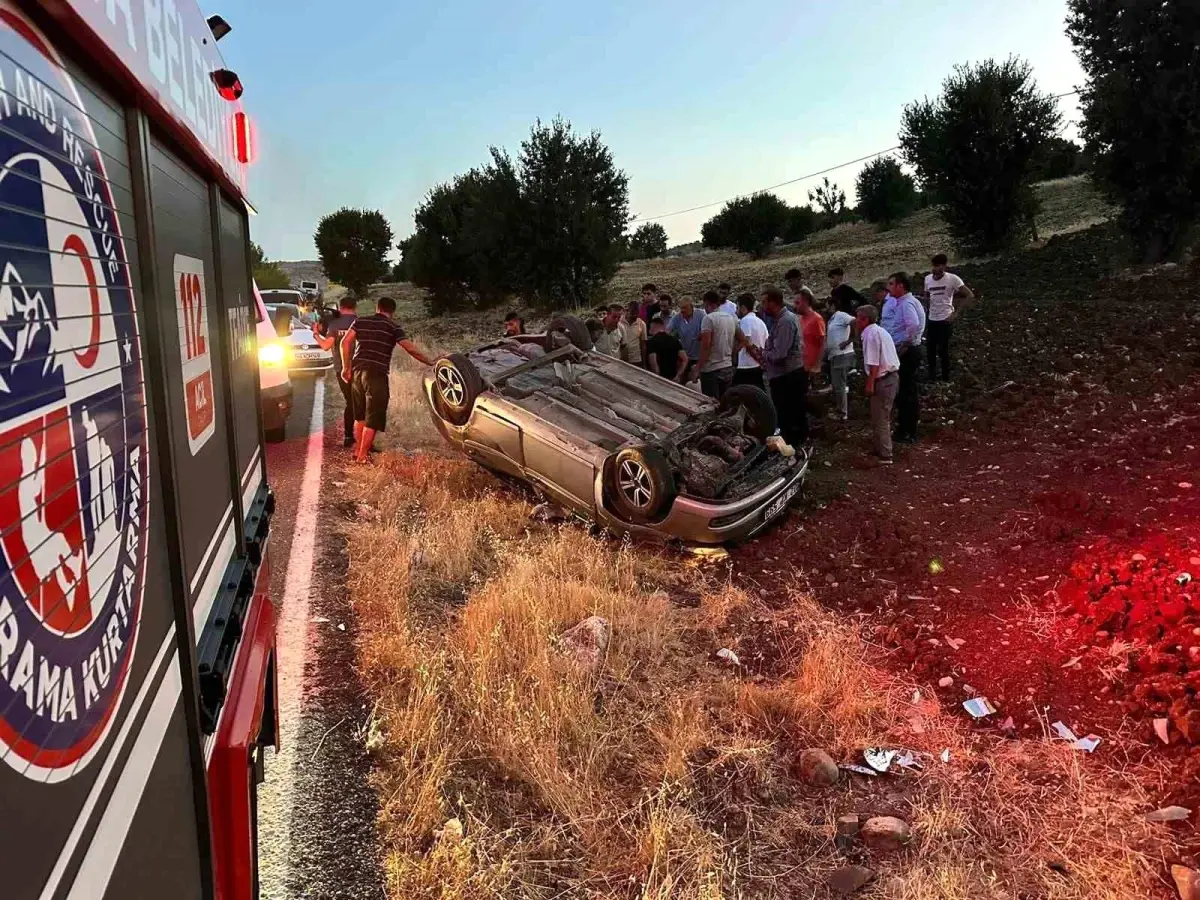 Adıyaman\'da Otomobil Tarlaya Uçtu: 3 Yaralı