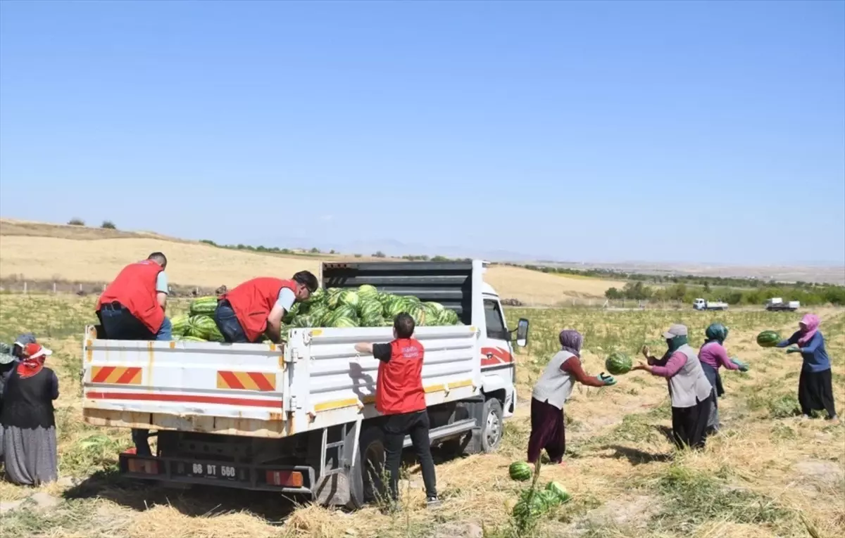 Aksaray Belediyesi, sürücülere ve vatandaşlara 80 ton karpuz dağıttı