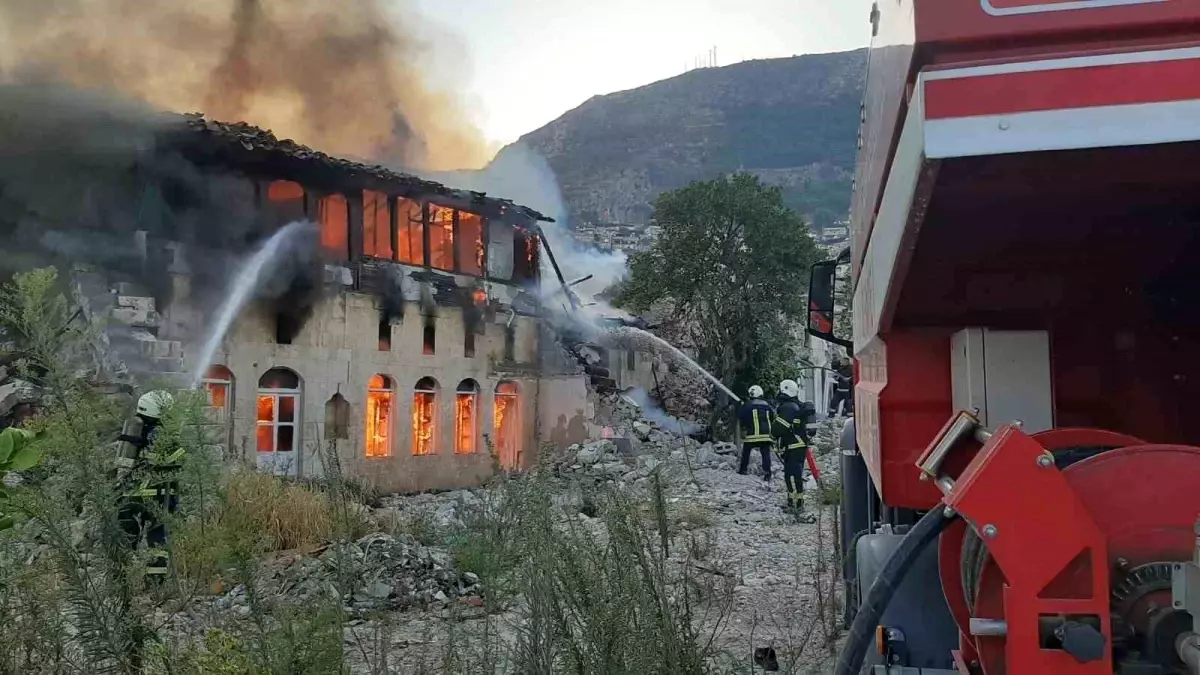 Antakya\'da Yangında 2 Ahşap Ev Kullanılamaz Hale Geldi