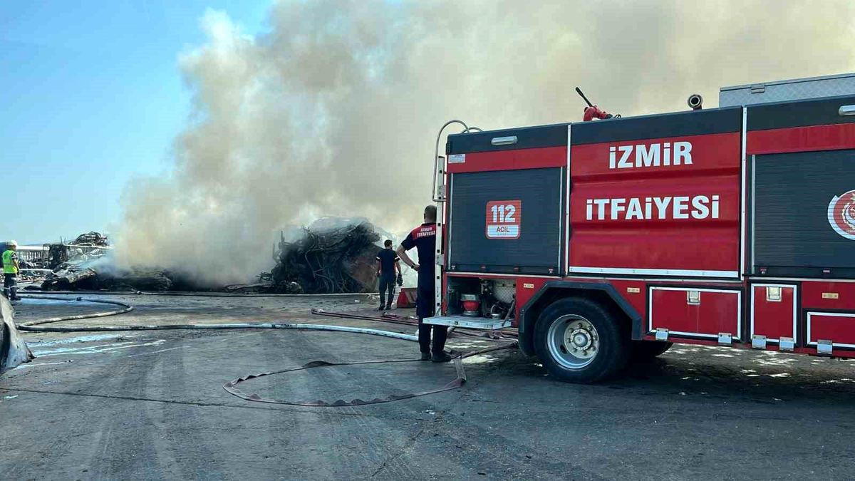 İzmir Aliağa\'da Hurda Depolama Alanında Yangın Çıktı
