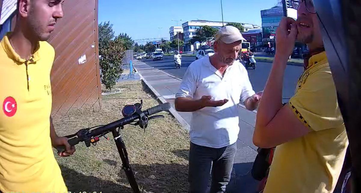 Avcılar\'da Otomobil Skutere Çarptı, Yaralıya Yardım Etti
