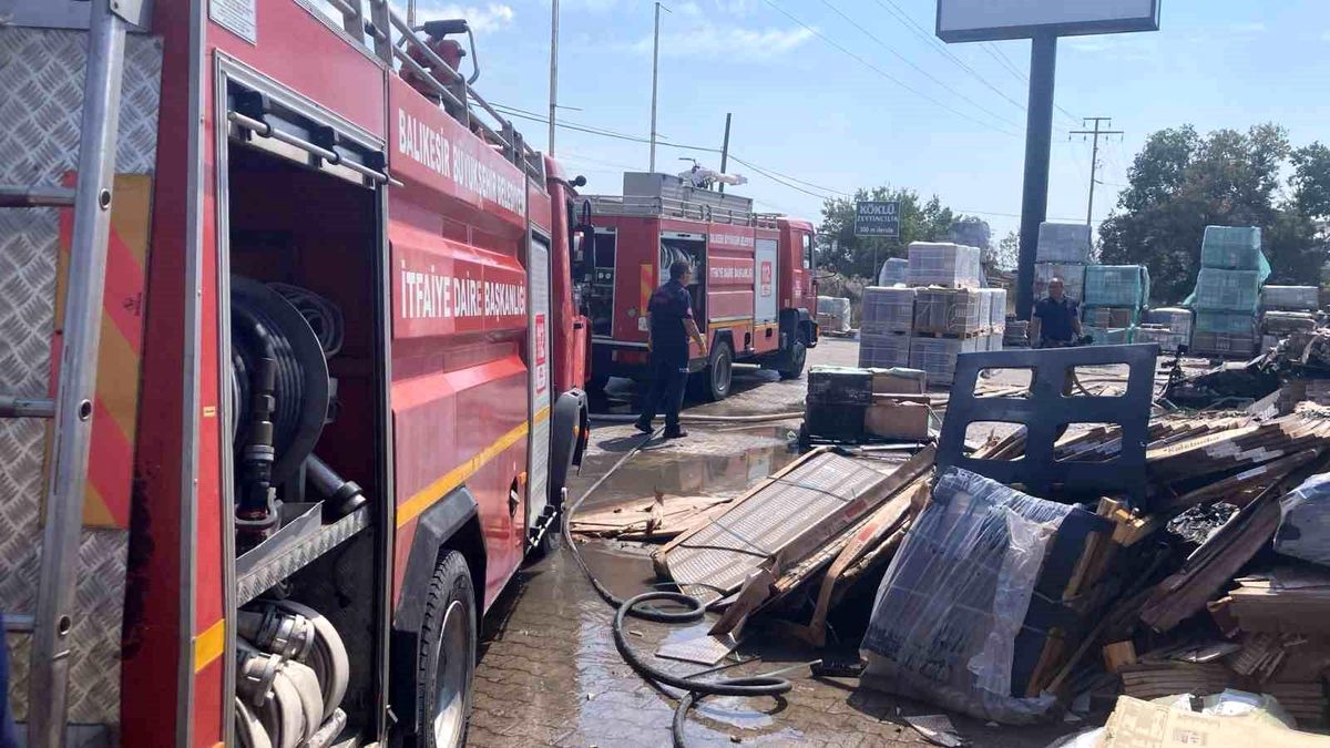 Ayvalık\'ta Seramik Fabrikasında Yangın Çıktı