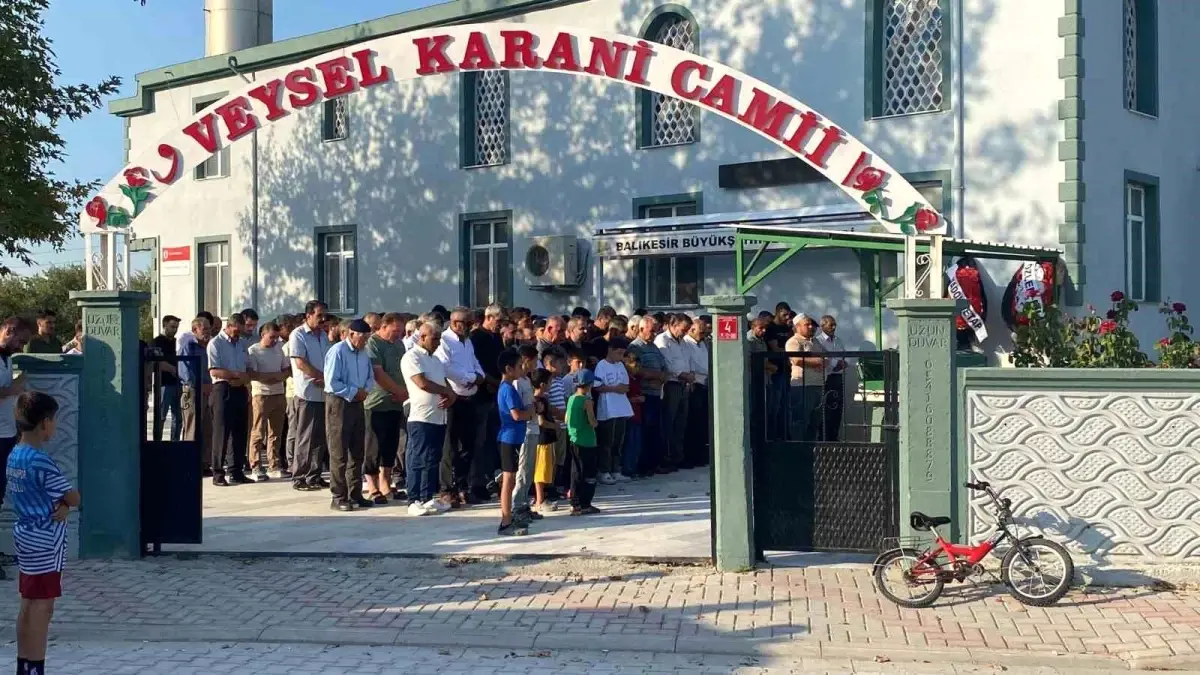 Balıkesir\'de babası tarafından öldürülen genç kız son yolculuğuna uğurlandı