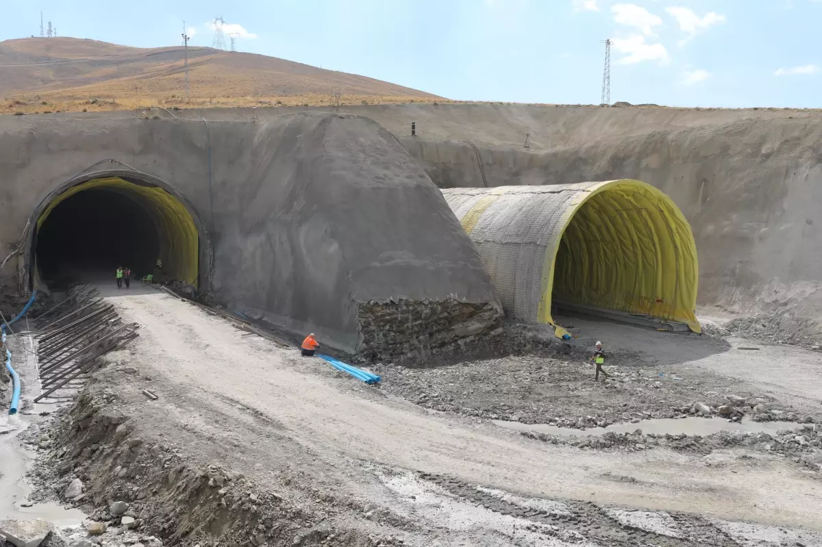 Van-Hakkari arasındaki Güzeldere Tüneli\'nin yapımı tamamlanmak üzere