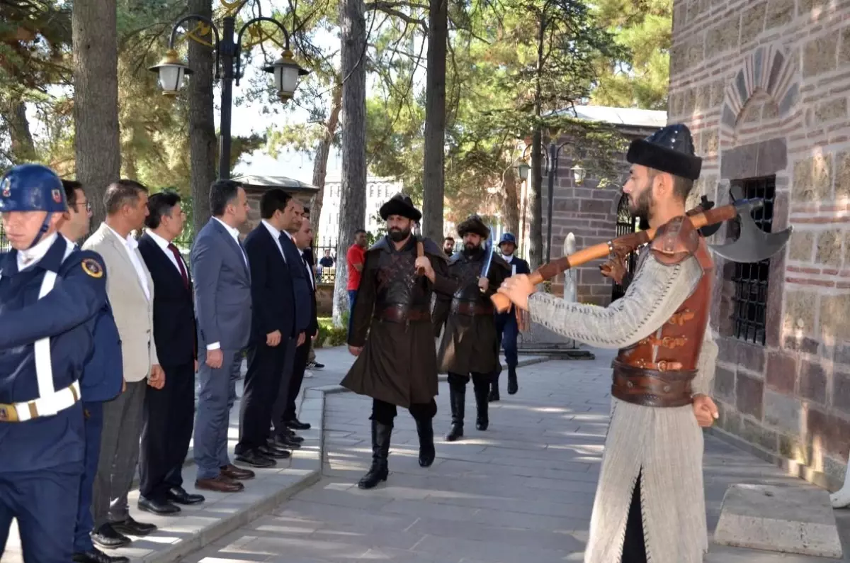 Gençlik ve Spor Bakan Yardımcısı Ertuğrul Gazi Türbesinde Alplerin Nöbet Değişimini İzledi