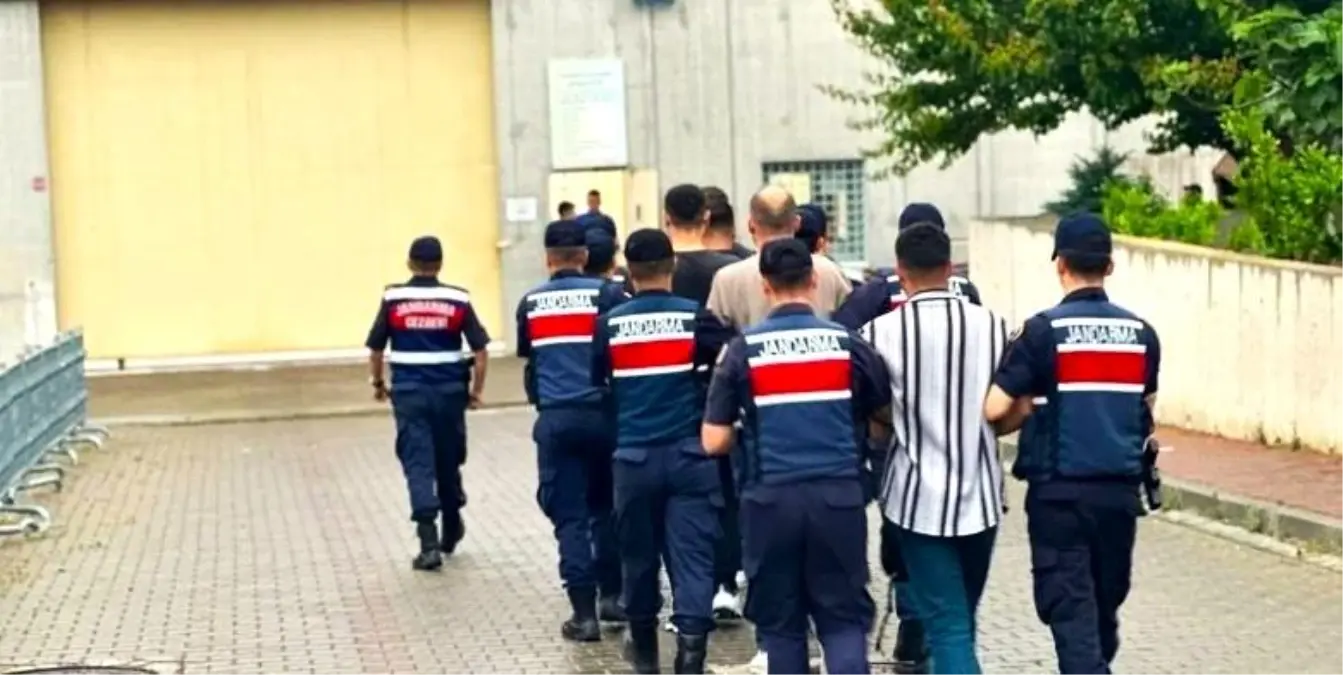 Balıkesir\'de Jandarma Ekipleri Asayiş Denetimlerinde 19 Şahsı Yakaladı