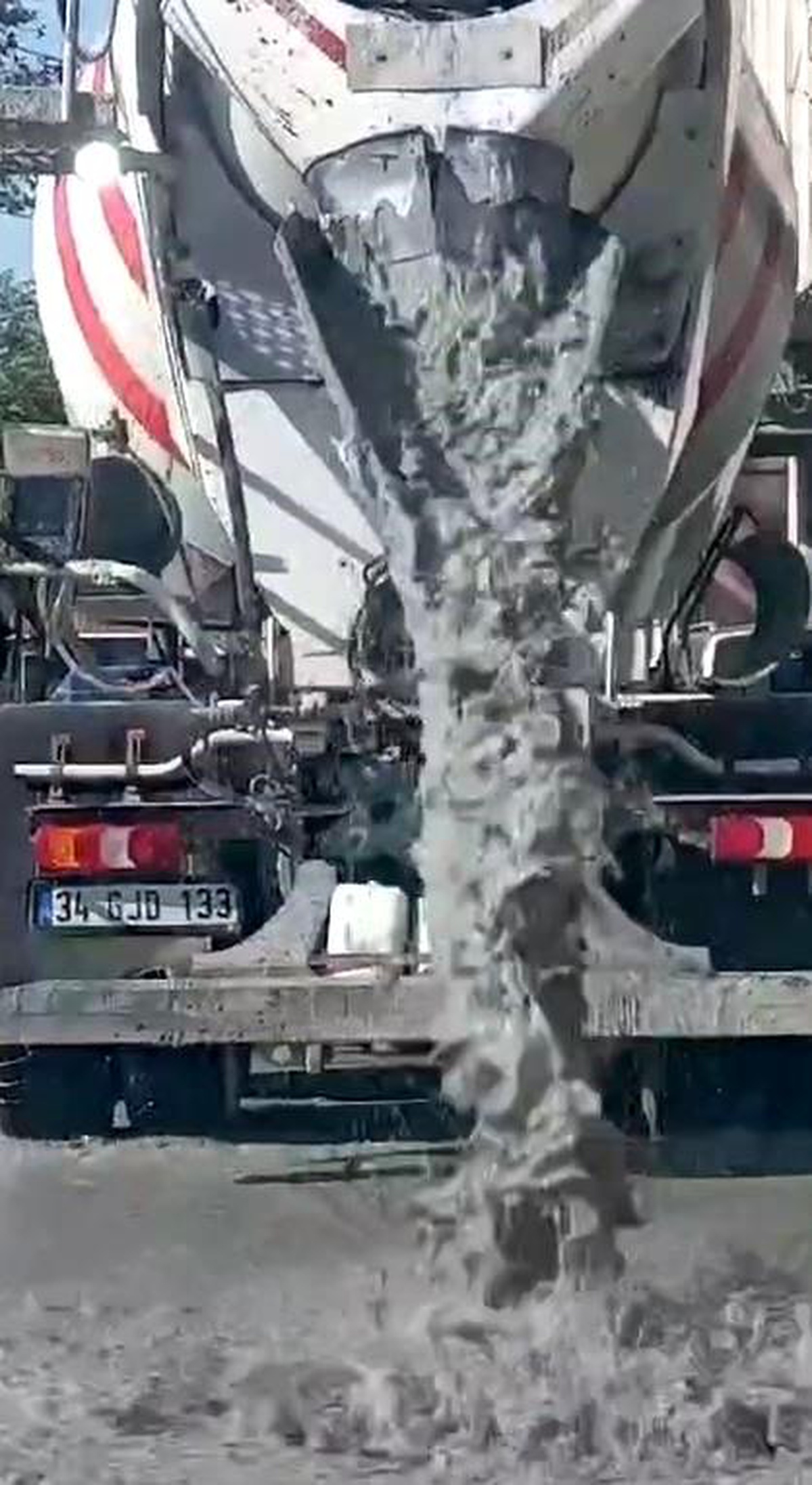İstanbul Eyüpsultan\'da Beton Mikseri Yola Beton Döktü