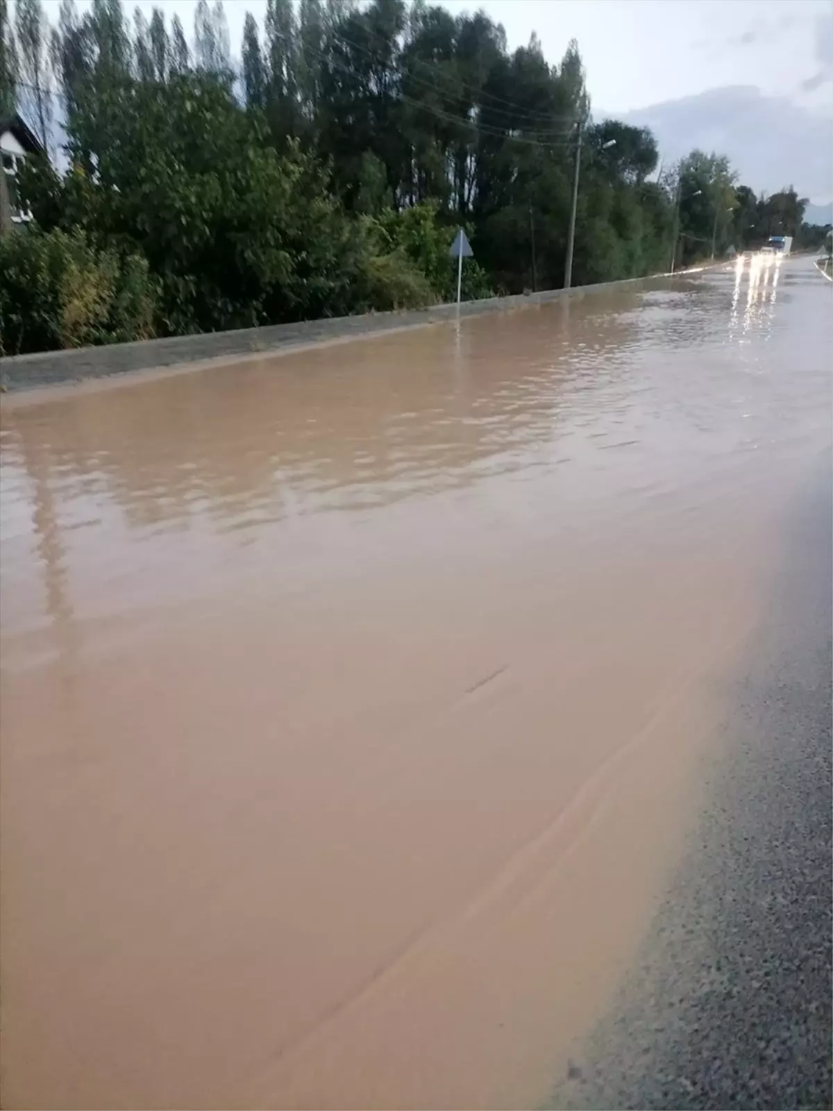 Beyşehir\'de Sağanak Yağış Hayatı Olumsuz Etkiledi