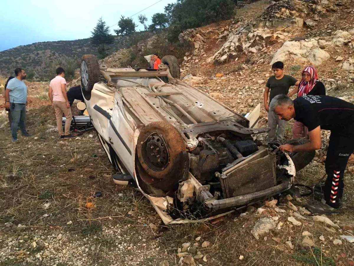 Bucak\'ta yağış nedeniyle otomobil şarampole devrildi, 2 kişi yaralandı