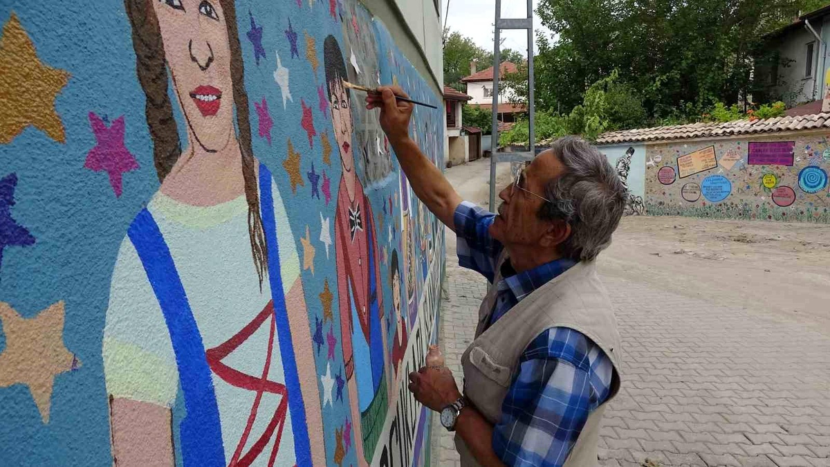 Emekli öğretmen, bahçe duvarlarını çizimlerle renklendirerek köyünü turizm merkezi yapmayı hedefliyor