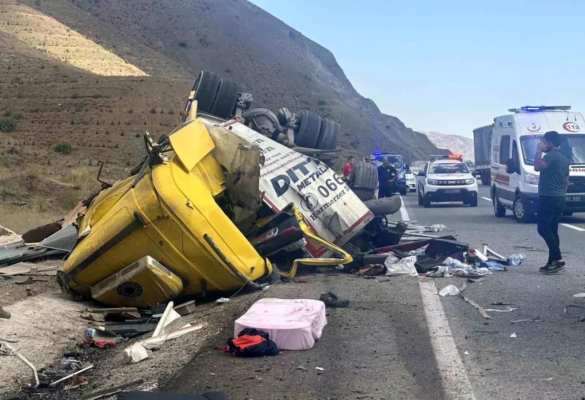 Erzincan-Sivas kara yolunda tır ve ticari taksi çarpışması sonucu 4 kişi hayatını kaybetti