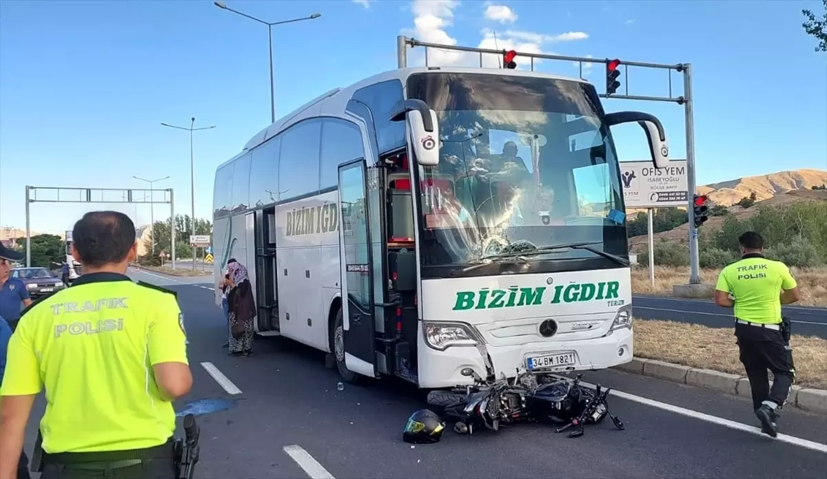 Erzincan\'da yolcu otobüsü ile motosiklet çarpışması: 2 kişi ağır yaralandı