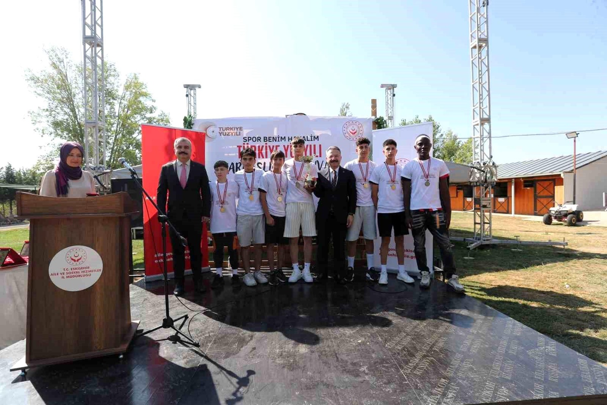 Eskişehir\'de \'Spor Benim Hayalim: Türkiye Yüzyılı Kardeşlik Turnuvası\' Şampiyonu Madalyalarını Aldı