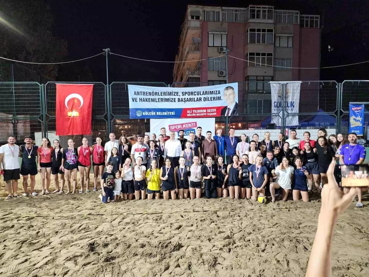 Gölcük\'te Plaj Voleybolu Turnuvası Sonuçlandı