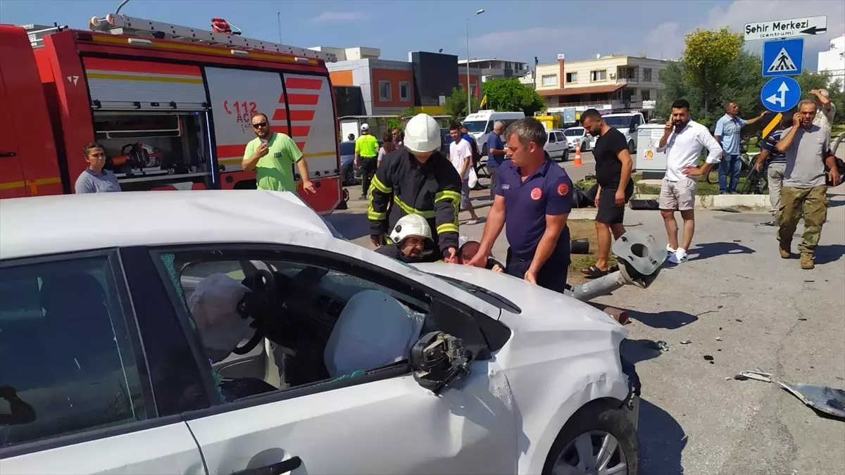 İskenderun\'da Otomobilin Çarptığı Motosiklet ve Bisiklet Sürücüleri Yaralandı
