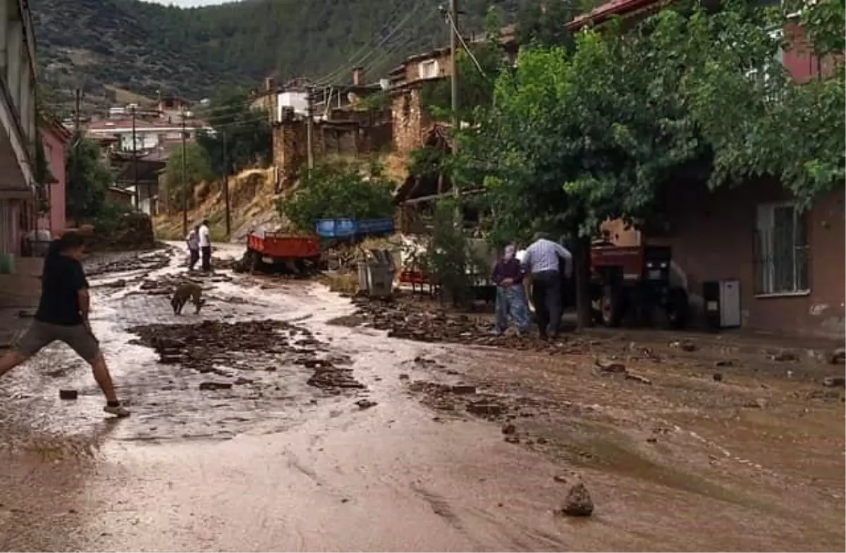 Aydın\'ın Karacasu ilçesinde sağanak yağış sonrası su baskınları yaşandı