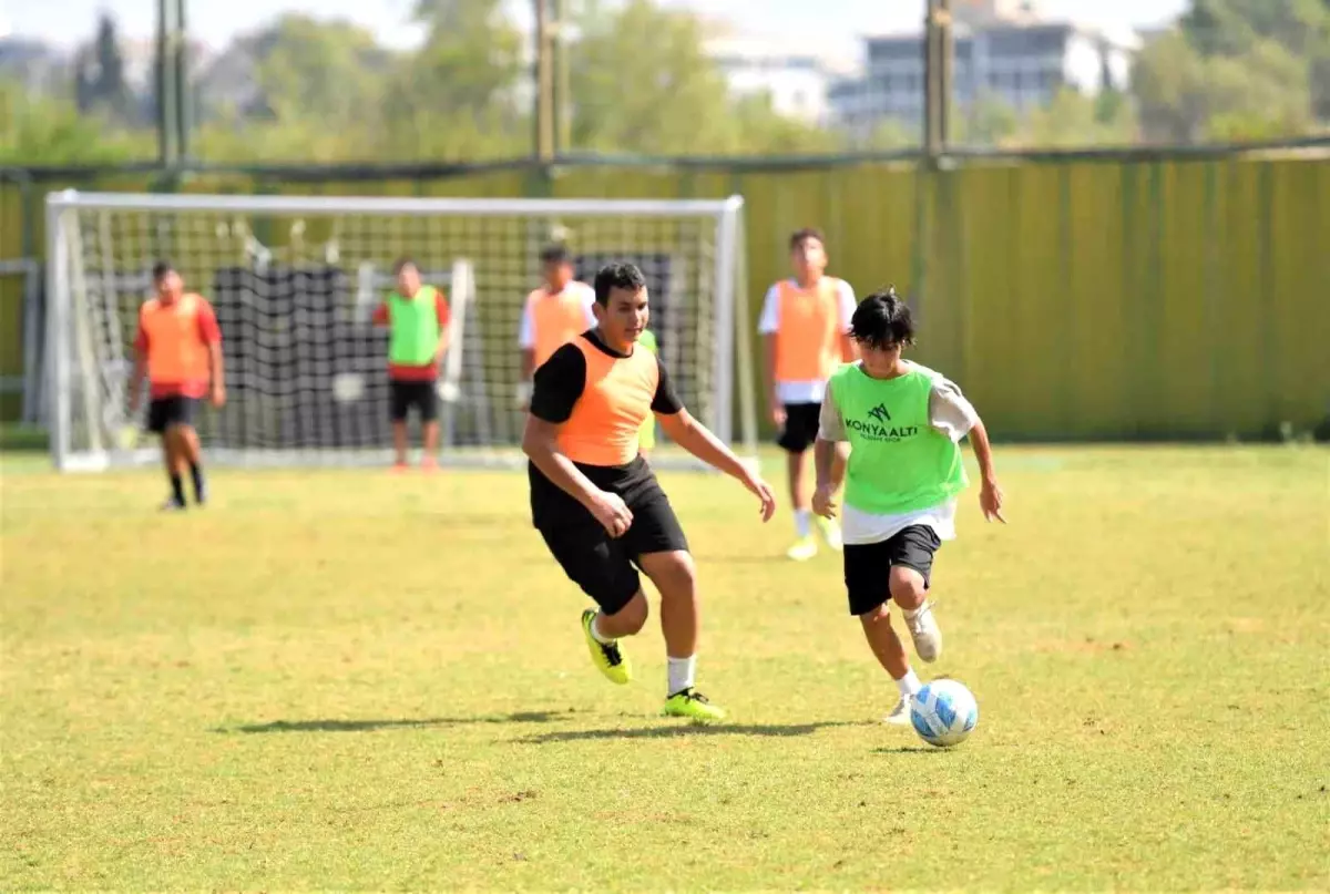 Konyaaltı Belediyesi Yaz Kursları\'nda Futbol Eğitimi Alan Çocuklar Sorumluluk Sahibi Oluyor