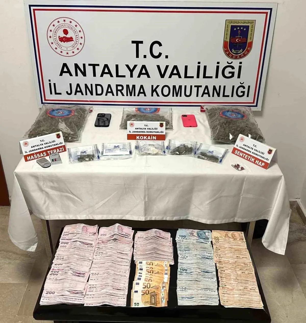 Antalya\'da Uyuşturucu Operasyonu: 6 Kilo Skunk Esrar ve 1 Kilo Kokain Ele Geçirildi