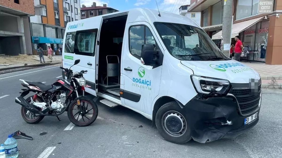 Tekirdağ Kapaklı\'da Motosiklet ile Minibüs Çarpıştı: 1 Yaralı