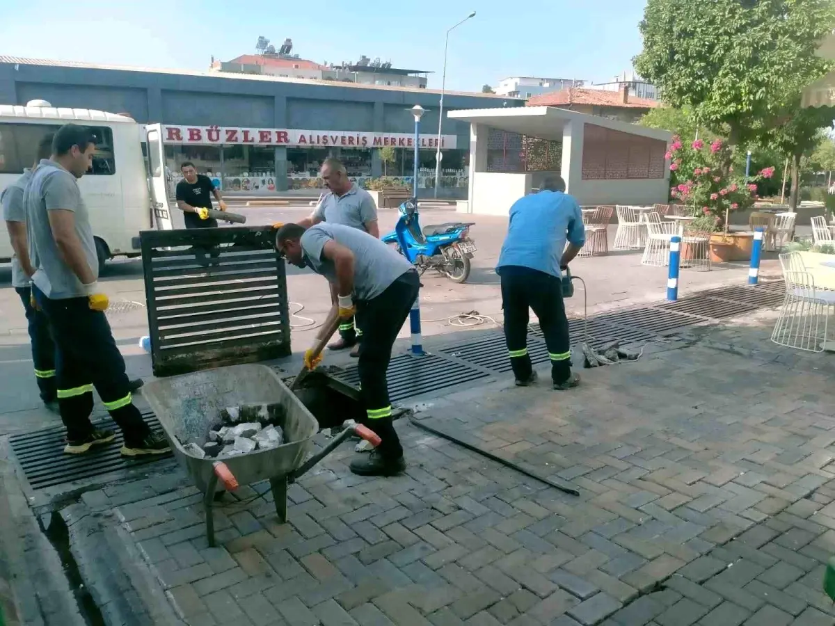 Nazilli Belediyesi Çarşı Bölgesinde Mazgal Temizliği Yaptı