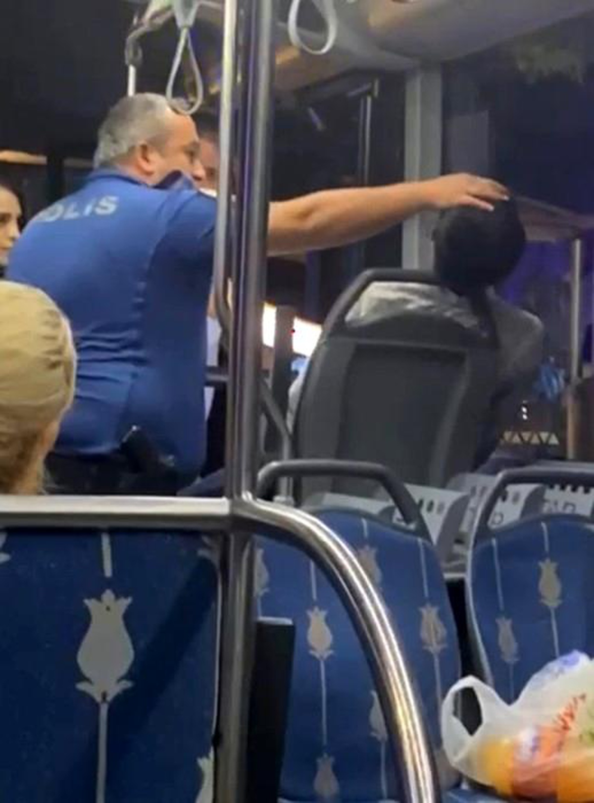 İzmit\'te otobüste sızan genç polis tarafından uyandırıldı