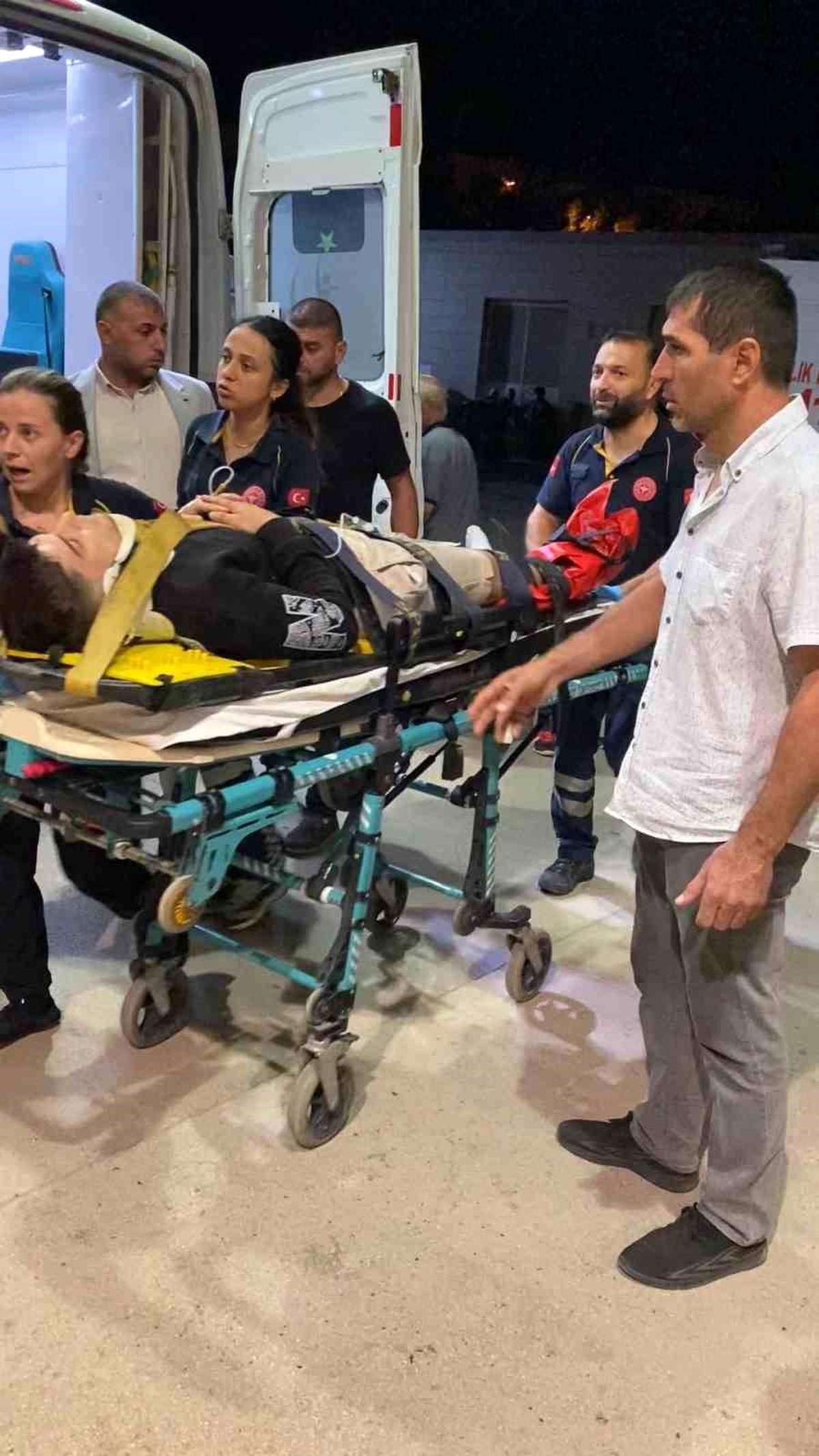 İnegöl\'de otomobil ile motosiklet kafa kafaya çarpıştı: 2 genç ağır yaralandı