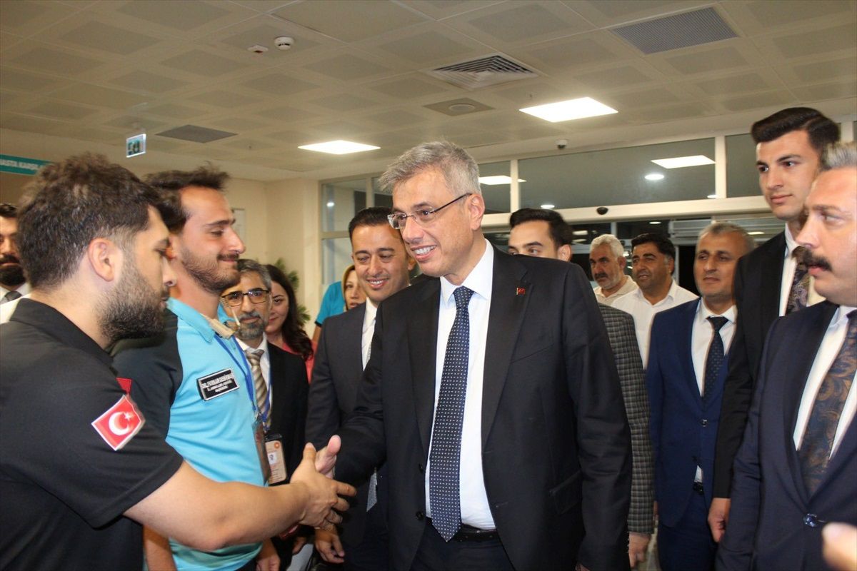Sağlık Bakanı Kemal Memişoğlu Ahlat Devlet Hastanesi\'ni ziyaret etti