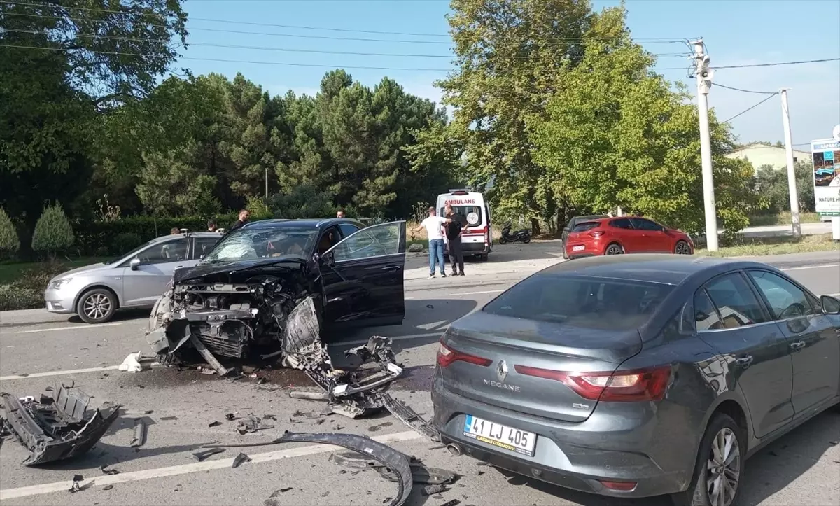 Sapanca\'da üç araçlı trafik kazasında 3 kişi yaralandı