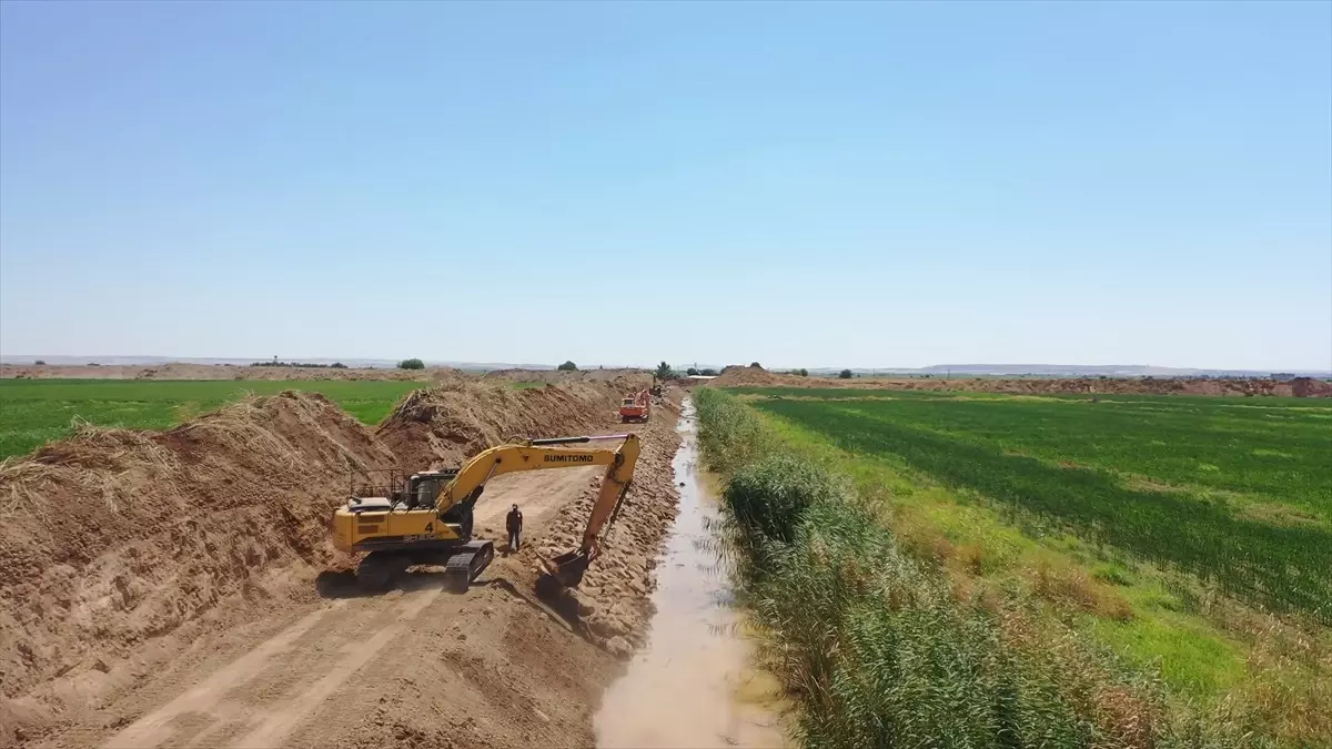 Şanlıurfa\'da Tahliye Kanalı Açma Çalışmaları Devam Ediyor