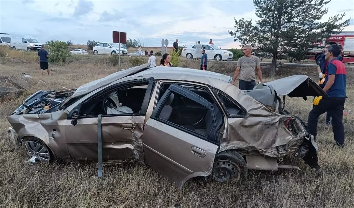 Sinop\'ta tarlaya devrilen otomobilde 2 kişi yaralandı