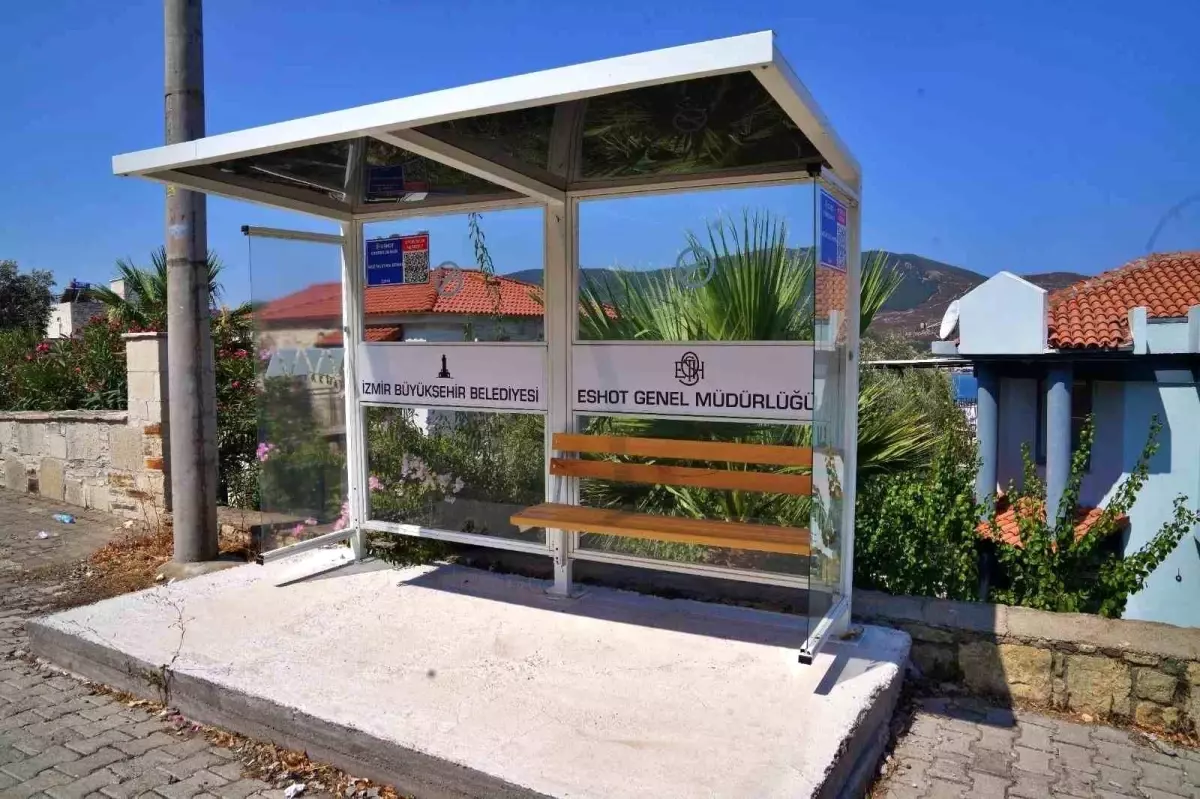 İzmir Büyükşehir Belediyesi, turizm bölgelerinde kapalı durakları monte etmeye başladı