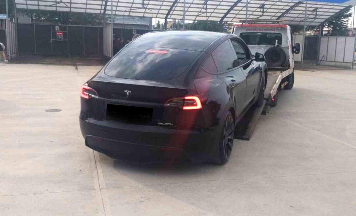 Kastamonu\'da Tesla Marka Otomobili ile Drift Atan Sürücüye Cezai İşlem Uygulandı