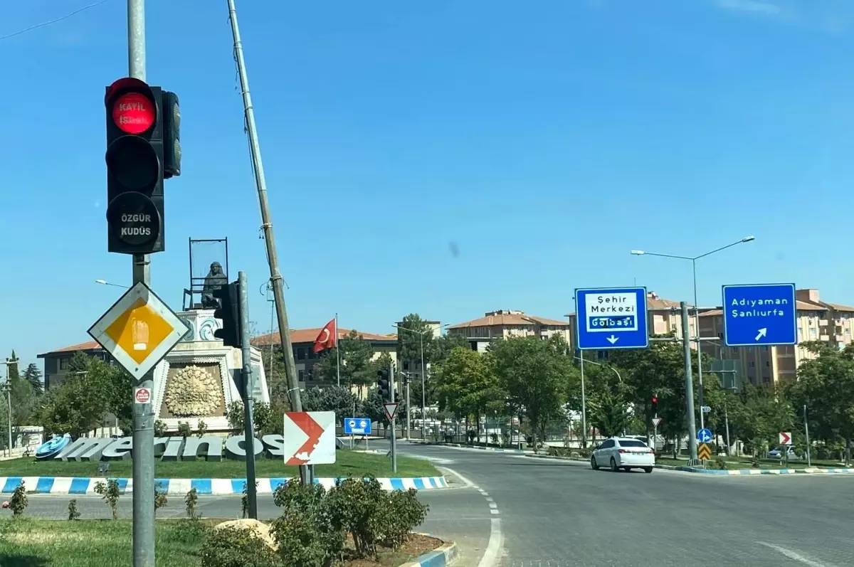 Besni\'de İsrail Protestosu: Trafik Lambalarına \'Katil İsrail ve Özgür Kudüs\' Yazıldı