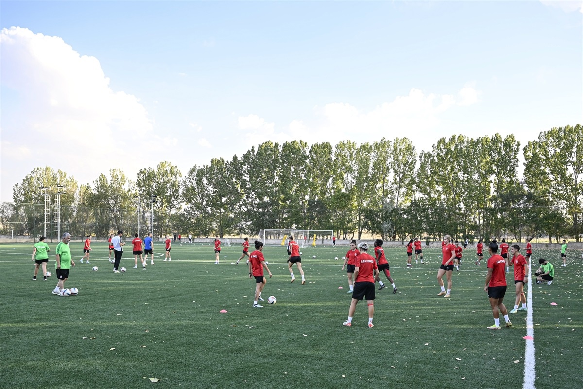 Ankara Büyükşehir Belediyesi Kadın Futbol Takımı İkinci Şampiyonluk İçin İddialı