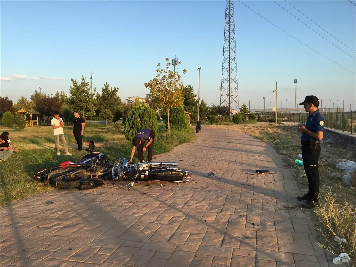 Adıyaman\'da iki trafik kazasında 2\'si ağır, 5 kişi yaralandı