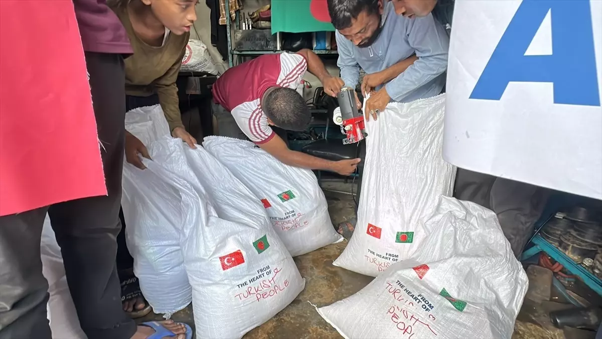 AFAD Bangladeş\'teki sel felaketinden etkilenenlere yardım paketleri ulaştırıyor