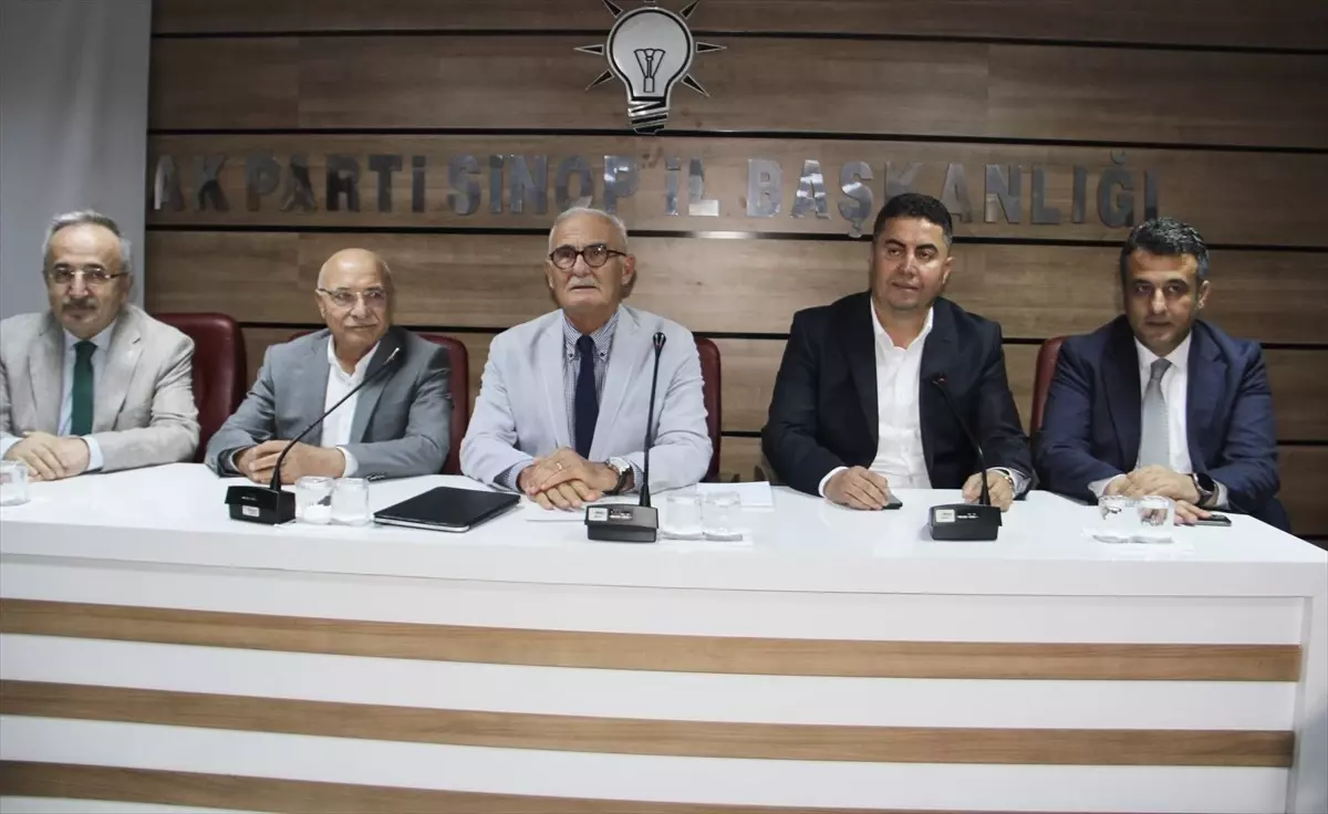 AK Parti Genel Başkan Yardımcısı Yusuf Ziya Yılmaz, Sinop\'ta partililerle buluştu