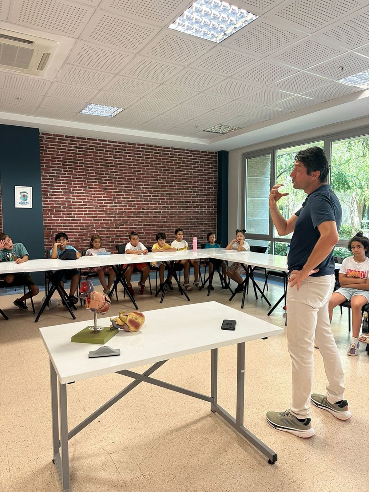 Akdeniz Çocuk Üniversitesi\'nde Uzmanlarla Buluşan Çocuklar Yaz Programı Tamamladı