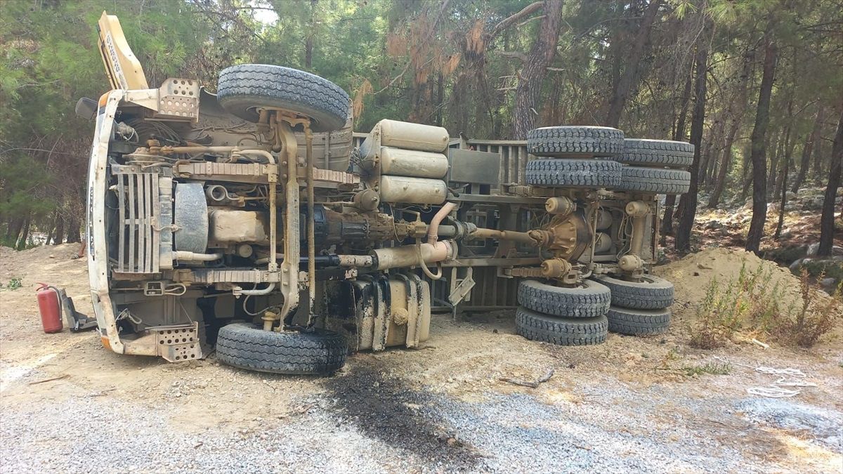 Alanya\'da hafriyat kamyonu devrildi, sürücü yaralandı