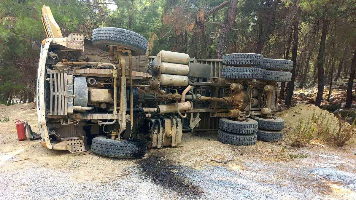 Alanya\'da hafriyat yüklü kamyon devrildi, sürücü yaralandı