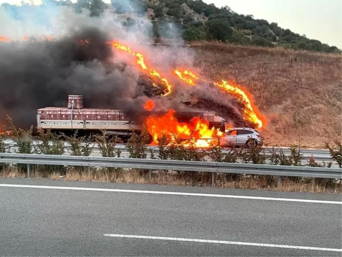 Balıkesir\'de Otomobil Tırın Dorsesine Çarptı: Araçlar Alev Topuna Döndü