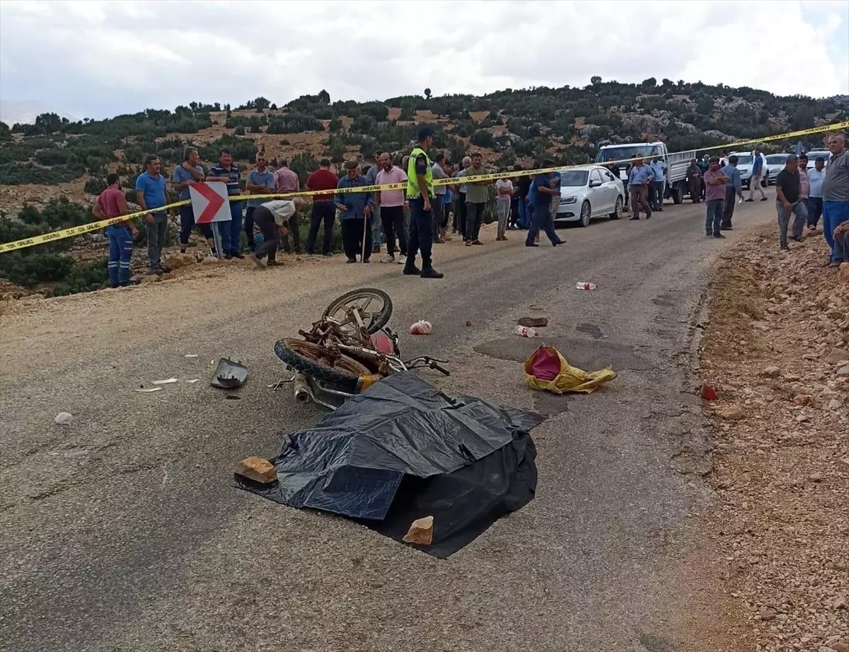 Antalya\'da motosiklet ile kamyonet çarpıştı: 1 ölü