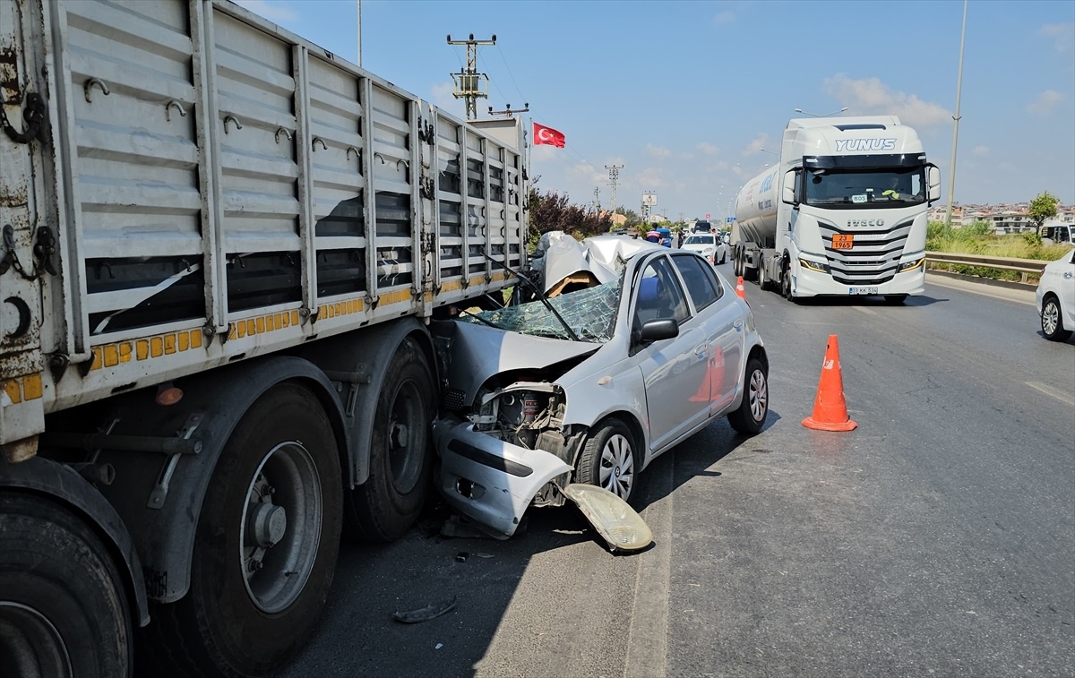 Manavgat\'ta park halindeki tıra çarpan otomobilde 1 kişi öldü, 1 kişi yaralandı