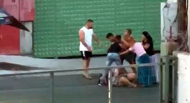 Avcılar'da kadına şiddet: Yumrukladı; yerde sürükledi; defalarca sopayla vurdu Avcılar'da kadına şiddet: Yumrukladı; yerde sürükledi; defalarca sopayla vurdu
