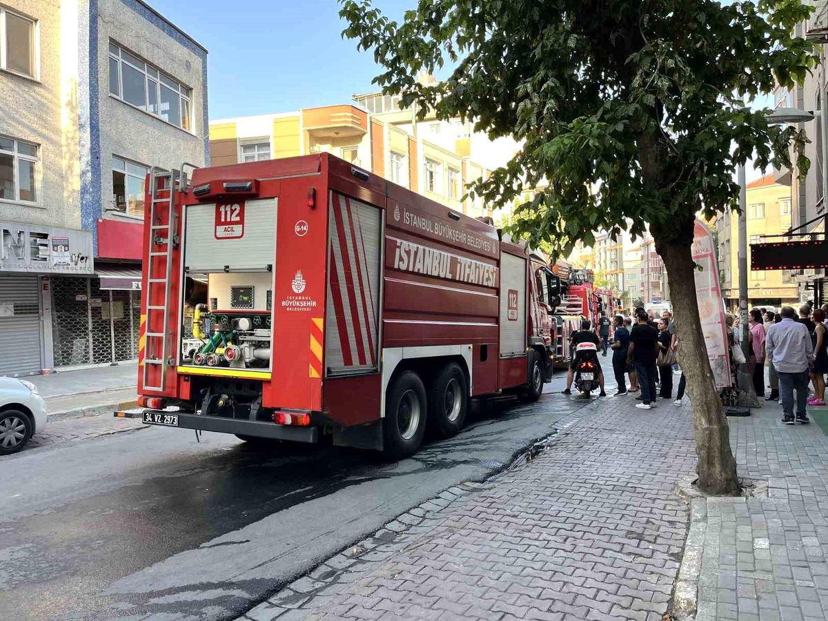 Avcılar\'da Klima Ünitesinin Patlaması Sonucu Yangın Çıktı